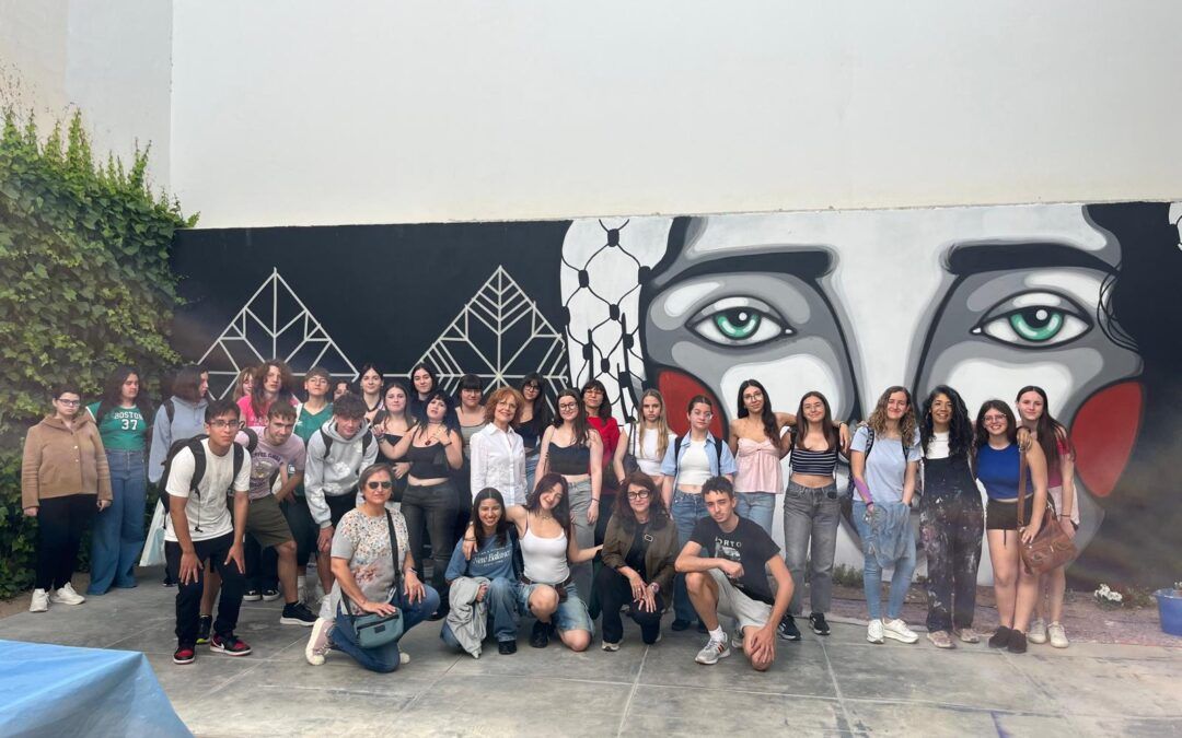 Intervenció artística participativa amb IRIS SERRANO en la X edició del festival d’Art Urbà “Més Que Murs”