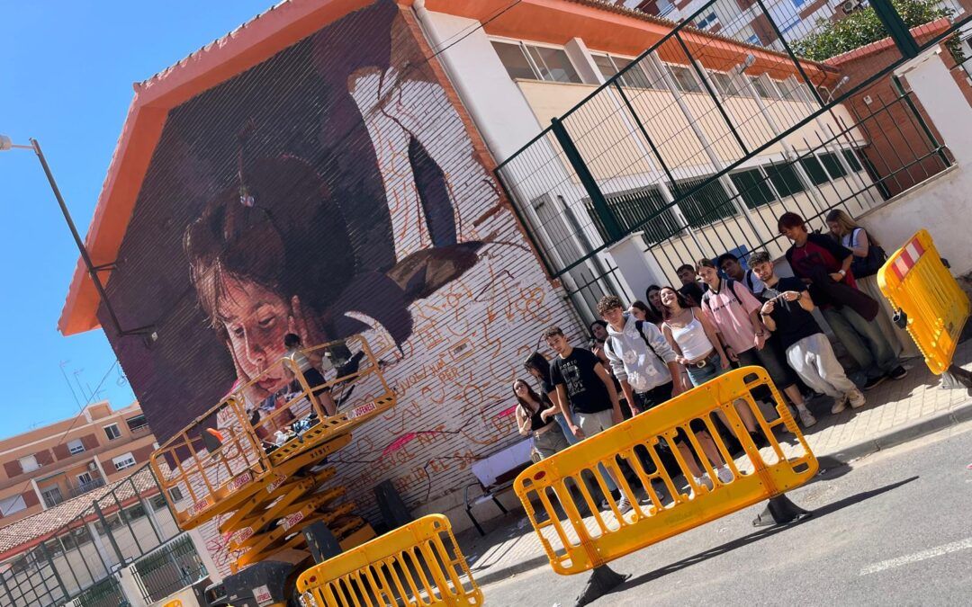 Intervenció artística d’IRENE REMÓN en la X edició del festival d’Art Urbà “Més Que Murs”